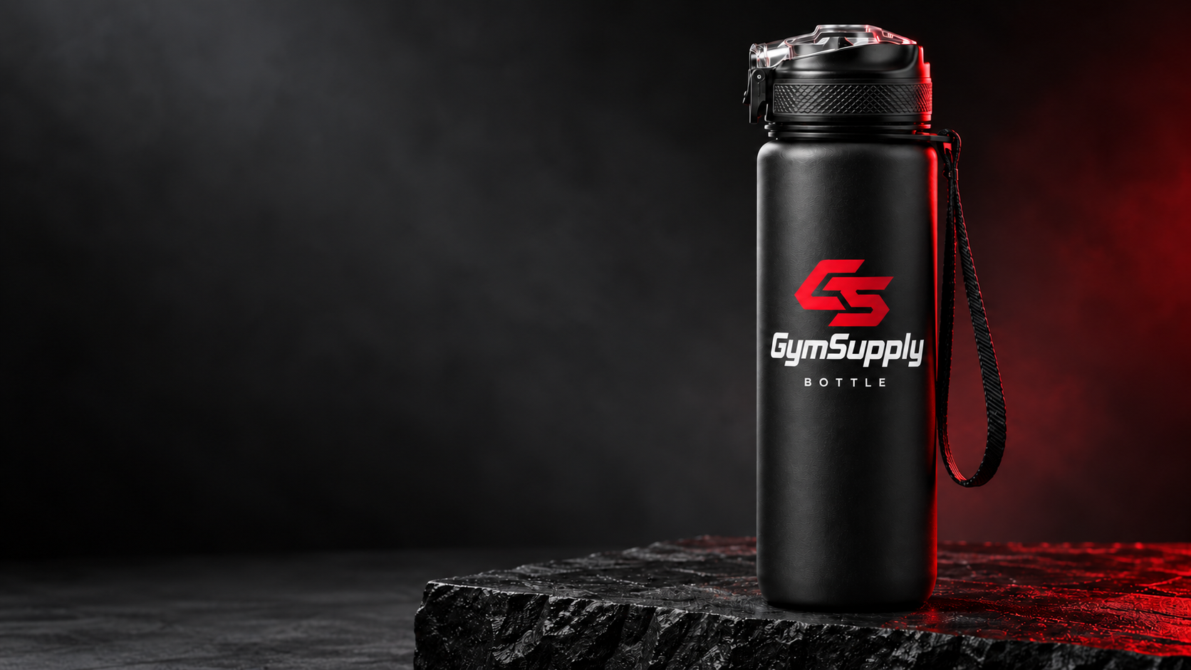 GymSupply Bottle negra con el logo GS rojo sobre una base de piedra oscura